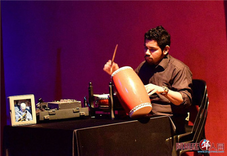 黃勝煌的團(tuán)隊(duì)在親手制作中國(guó)樂(lè)器-鼓