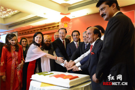 孫衛(wèi)東大使（左四）同薩迪克議長（左五）等巴方貴賓一起切蛋糕，共賀67周年國慶，祝愿中巴友誼萬古長青。