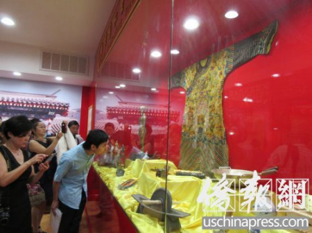 民眾參觀龍袍。