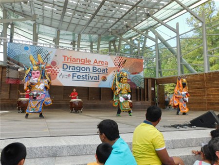 舞蹈表演。（美國《世界日報》/王明心 攝）