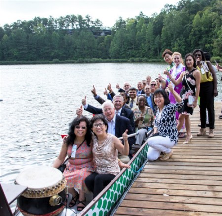 政要和主要贊助商登上龍舟，預(yù)祝龍舟節(jié)成功。（美國《世界日報》/王明心 攝）