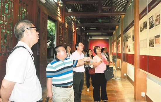 臺(tái)山市外僑局組織領(lǐng)導(dǎo)干部參觀廣州農(nóng)講所。