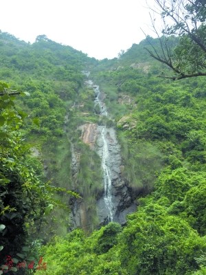 龍泉潮人徑可欣賞“龍?zhí)讹w瀑”美景。