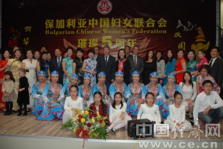 圖為演出者與嘉賓合影留念。中國(guó)經(jīng)濟(jì)網(wǎng)記者 田曉軍/攝 