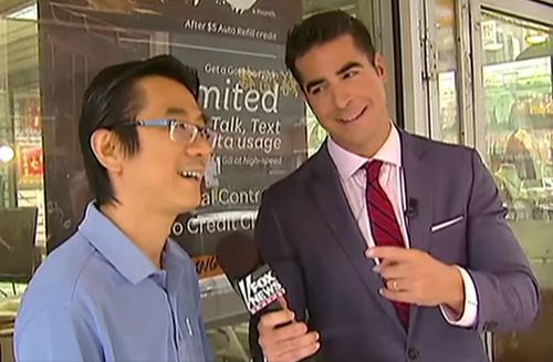 沃特斯在紐約市華埠采訪之后，按照自己的想象任意添加評論。（美國中文網）