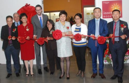 北京同仁堂和美洲中醫(yī)學(xué)院高層，以及中西嘉賓為教育和展示主席開幕剪彩。（僑報(bào)記者吳卓明攝）