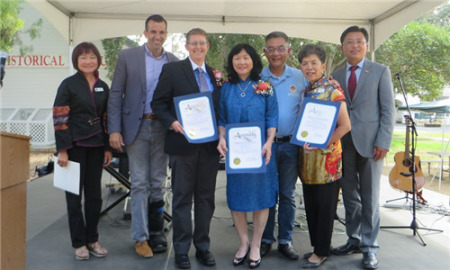 （右起）任發(fā)強(qiáng)副總領(lǐng)事、布琳達(dá)·王、朱感生眾議員、余容儀芳、芭芭拉·沃斯、里卡多市長、朱淑玲副市長