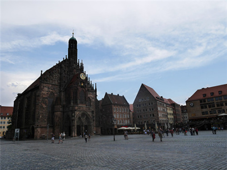 紐倫堡圣母教堂：就在主集市廣場一側(cè)，非常容易找到。