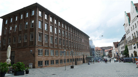 新市政廳：只要不上樓找市長，游客可以進入?yún)⒂^。