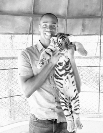 安福來在哈爾濱東北虎林園與中國(guó)東北虎“親密接觸”。