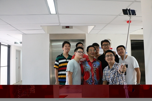 與學(xué)生們合影