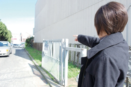 四年前鍾蘭芬在肖化區(qū)被金光黨騙徒騙走逾萬元畢生積蓄后，接受采訪。(美國《世界日報》／李秀蘭 攝)