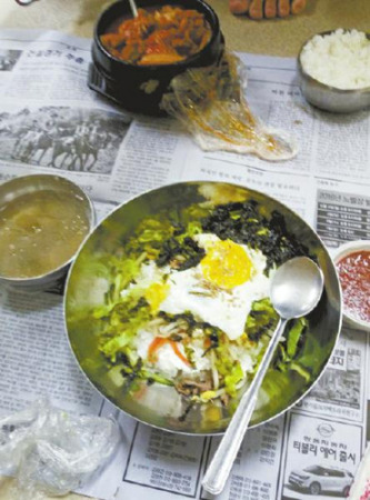 肖先生被困“小黑屋”期間，對當(dāng)?shù)仫嬍澈懿涣?xí)慣。