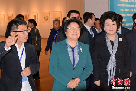 10月11日，由中國國務(wù)院僑務(wù)辦公室、天津市人民政府和中國美術(shù)家協(xié)會共同主辦的第二屆“全球華人書畫展”在天津美術(shù)館啟幕，全國政協(xié)副主席李海峰（中）、國務(wù)院僑辦主任裘援平（右）等參觀展覽。本次書畫展以“絲路遠(yuǎn)帆宏圖展，翰墨凝僑筑夢圓”為主題，團(tuán)結(jié)鼓勵海外華人書畫家共同用藝術(shù)語言講好“中國故事”。據(jù)悉，為期6天的展覽共展出五大洲40個國家和地區(qū)120余位書畫家的152件形態(tài)多樣、內(nèi)容豐富的作品。 <a target='_blank' >中新社</a>記者 佟郁 攝