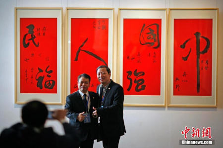 10月11日，由中國國務(wù)院僑務(wù)辦公室、天津市人民政府和中國美術(shù)家協(xié)會共同主辦的第二屆“全球華人書畫展”在天津美術(shù)館啟幕，本次書畫展以“絲路遠(yuǎn)帆宏圖展，翰墨凝僑筑夢圓”為主題，團(tuán)結(jié)鼓勵海外華人書畫家共同用藝術(shù)語言講好“中國故事”。據(jù)悉，為期6天的展覽共展出五大洲40個國家和地區(qū)120余位書畫家的152件形態(tài)多樣、內(nèi)容豐富的作品。 <a target='_blank' >中新社</a>記者 佟郁 攝