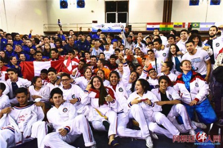 各國(guó)參賽運(yùn)動(dòng)員合影。(阿根廷華人網(wǎng)/柳軍 攝)