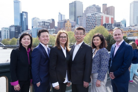 Together Melbourne團(tuán)隊(duì)，包括市長(zhǎng)候選人王宗堅(jiān)(Ken Ong，左四)，副市長(zhǎng)候選人Sue Morphet(左三)，四位市議員候選人，包括劉樂(lè)(Philip Le Liu，左二)和Alice Poon(左一)兩位華人代表。(澳洲網(wǎng)圖片)