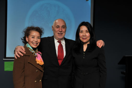 “Phil Cleary Means Business”團(tuán)隊(duì)，包括市長(zhǎng)候選人Phil Cleary(中)，副市長(zhǎng)候選人蘇俊希(Junxi Su，右一)。(澳洲網(wǎng)圖片)