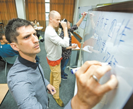 在漢語課上，來自法國的Laurent正在參加漢字默寫比賽。