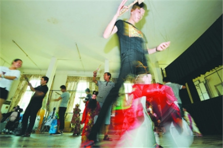 在上杭客家木偶傳習(xí)中心，年輕學(xué)員正在69歲的劉金壽(左)的帶領(lǐng)下練習(xí)提線木偶。劉金壽12歲開始學(xué)習(xí)木偶表演，是福建閩西亂彈木偶代表性傳承人。