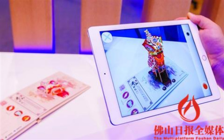 　“佛山非遺”系列AR明信片。使用手機掃描明信片，隨即跳出憨態(tài)可掬的舞獅形象。 佛山日報記者周春攝