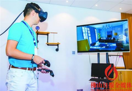 戴上特制的VR眼鏡，就能從屏幕看到裝修精美的虛擬樣板房，體驗與置身現(xiàn)場無異。 佛山日報記者周春攝