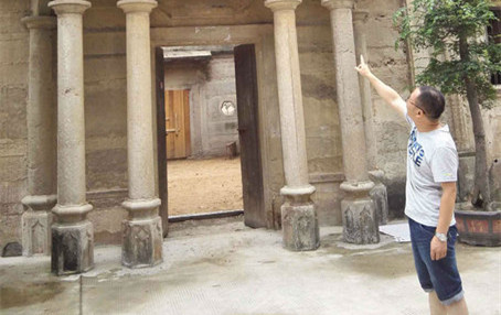 經歷近百年的風雨洗禮，不少梧林古厝洋樓日漸斑駁，有的墻體剝落，有的出現坍塌。福建日報記者李向娟攝