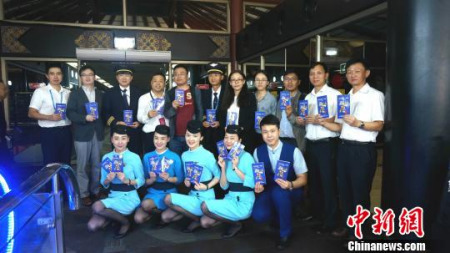 劉玉飛領事參贊表示，在廈航、國航的積極支持下，駐印尼使館將持續(xù)通過航空公司向中國乘客發(fā)送《印尼領保一本通》，以期讓更多中國旅客了解印尼，為中國公民赴印尼提供高質(zhì)量的領事保護與協(xié)助服務，使其實實在在感受到平安印尼行?！☆檿r宏 攝