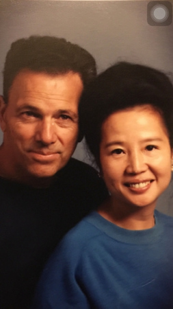 華裔婦女完成丈夫遺愿，反饋社區(qū)15萬美元。(美國(guó)《世界日?qǐng)?bào)》/黃玉葉供圖)