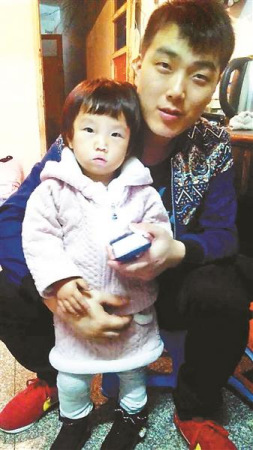 汐汐和父親武有朋在出租屋里的合影