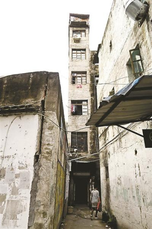 中央涂村遍布著像倒塌樓一樣的加蓋自建樓