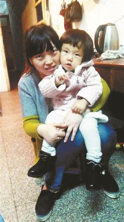 汐汐和母親李維艷在出租屋里的合影