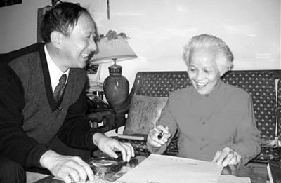 圖為曹明龍采訪李富春和蔡暢的女兒李特特。衛(wèi)國(guó)戰(zhàn)爭(zhēng)時(shí)期，李特特曾在莫斯科伊萬(wàn)諾沃兒童院生活。 (資料圖片) 