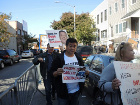 家住艾姆赫斯特的賴Tom特意趕來日落公園聲援活動。(美國《僑報》/王靖雯 攝)