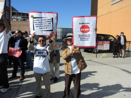 華裔示威者高舉口號，抗議白思豪政府把游民“丟”到小區(qū)置之不顧。(美國《僑報》/王靖雯 攝)