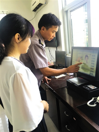 校園保安在演示“云眼”系統(tǒng)。