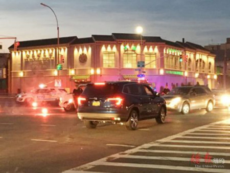 案發(fā)后，警方在高架橋區(qū)域提醒駕駛員繞道而行。(美國《僑報(bào)》/王伊琳 攝) 　　