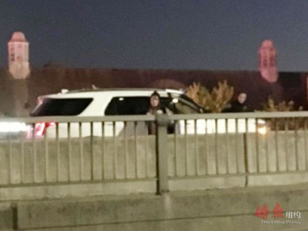 韓裔女子駕駛的車輛正停在高架橋上。(美國《僑報(bào)》/王伊琳 攝) 　 　　