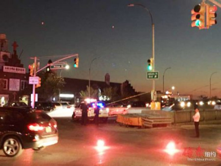 華裔老翁試圖在圖中黃色警戒線附近區(qū)域過馬路，但這是不允許過馬路的地段。(美國《僑報(bào)》/王伊琳 攝) 　