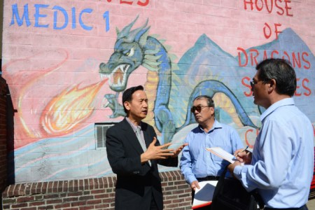 大費(fèi)城華人餐館協(xié)會(huì)會(huì)長(zhǎng)林應(yīng)章（左）接受訪問。（美國(guó)《世界日?qǐng)?bào)》/許振輝 攝）