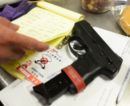 陳智敏為華人槍擊協(xié)會(huì)成員，與會(huì)員排定課程以認(rèn)識(shí)槍械及訓(xùn)練槍法。（美國(guó)《世界日?qǐng)?bào)》/許振輝 攝）