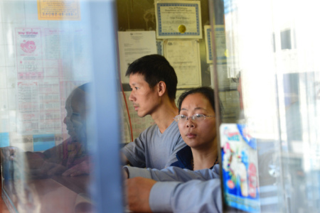 林能全、黃水芳的餐館如同許多外買餐館一般，柜臺(tái)裝設(shè)厚厚的安全玻璃。（美國(guó)《世界日?qǐng)?bào)》/許振輝 攝）