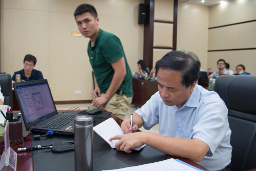 海南省長(zhǎng)劉賜貴坐鎮(zhèn)海南省三防辦指揮防汛防風(fēng)工作。記者洪堅(jiān)鵬 攝