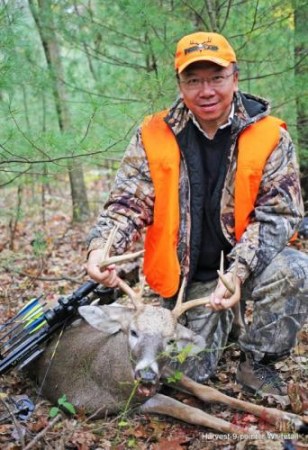 韓鄭與獵到的公鹿。（美國(guó)《僑報(bào)》）