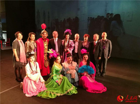 中國駐墨西哥大使邱小琪夫婦、塞萬提斯國際藝術(shù)節(jié)組委會主席豪爾赫·沃爾皮、中國駐墨西哥使館文化參贊兼中國文化中心主任莊麗肖與京劇版《魔俠吉訶德》演員合影留念