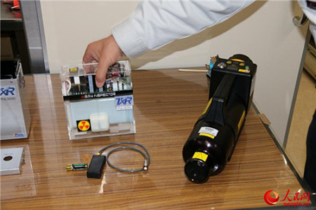 這是一臺(tái)只需一節(jié)5號(hào)電池便可啟用的小型X射線機(jī)。