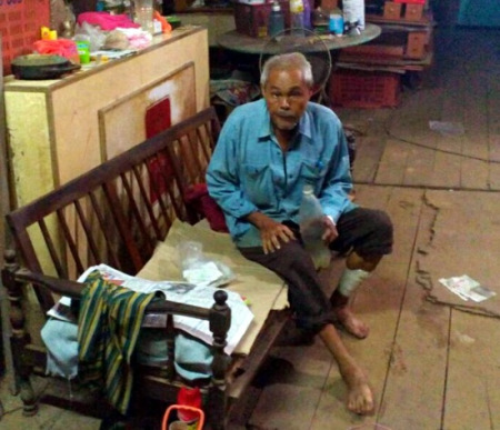 按照老人的紅色登記，他已經73歲，你認識他嗎？（馬來西亞《星洲日報》圖片）