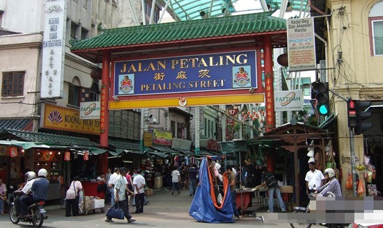 《星報》記者在馬來西亞花兩天時間跟蹤了兩名行乞者。記者發(fā)現(xiàn)，約30名殘疾、毀容的行乞者聚集在吉隆坡茨廠街一家廉價酒店。一名頭目數(shù)小時后出現(xiàn)，向眾人收取現(xiàn)金后離開。