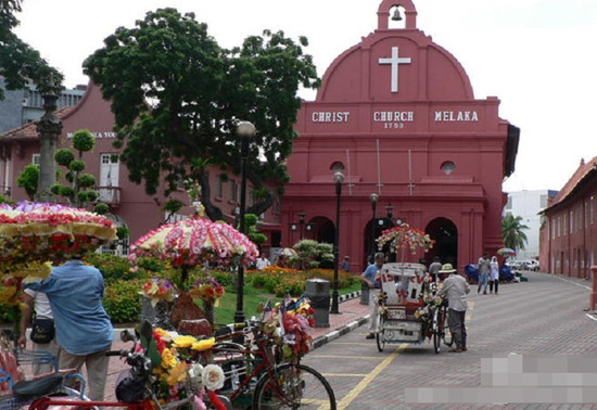 來自鄭州的30歲行乞者杜風(音譯)說，周末游客較多時，他們每天的收入可高達3000林吉特(約4788元人民幣)，“收入的多寡取決于我們的殘疾程度，越嚴重就越能引起游客同情”。他表示：“馬來西亞是我們第二個家。我們經常來這里，一待就是一個月。”