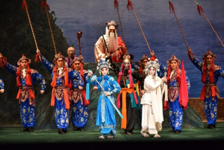 京劇《白蛇傳》演出現(xiàn)場 (英國《華聞網(wǎng)》)